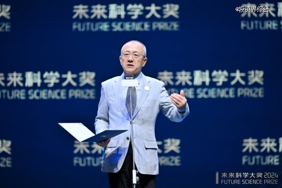 男人拿著球拍 描述已自動生成